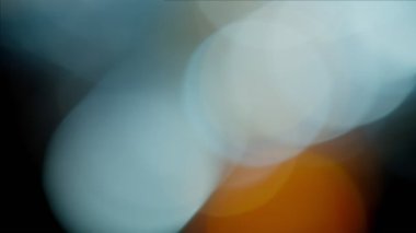 Çok renkli ışık, siyah arkaplanda görüntü sızdırıyor. Lens sızıntısı, geçişleri engelliyor.