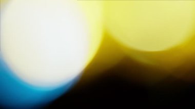 Çok renkli ışık siyah zemin üzerine 4k 'lık görüntü sızdırıyor, görüntü stilize ediliyor, geçişler, Bokeh etkisi