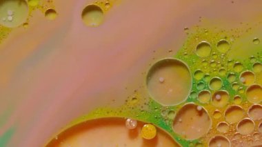 Mürekkep kabarcıkları sıvı yağ, süt, sabun ve renkli yüzeyde parlak akrilik boya ile karıştırılmış.