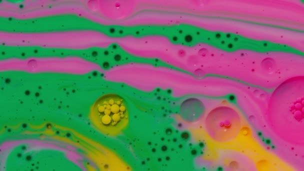 Colorido verde burbujas de color rosa superficie fondos de pantalla temas fondo, concepto de universo espacial multicolor — Vídeo de stock