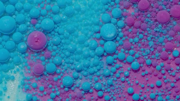 Kolorowe niebieskie fioletowe pęcherzyki powierzchni tapety motywy tło, wielokolorowe przestrzeń koncepcja wszechświata — Wideo stockowe