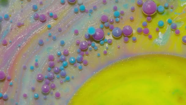 Fantástica estructura de pintura al óleo de colores y burbujas de tinta, movimiento caótico, pintura colorida abstracta — Vídeo de stock