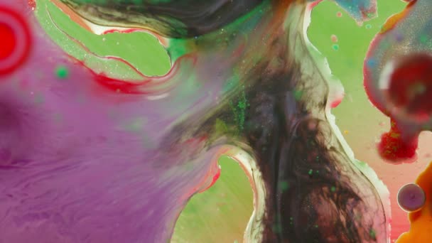 Tintenblasen gemischt mit flüssiger Substanz aus Öl, Milch, Seife, heller Acrylfarbe auf bunter Oberfläche — Stockvideo