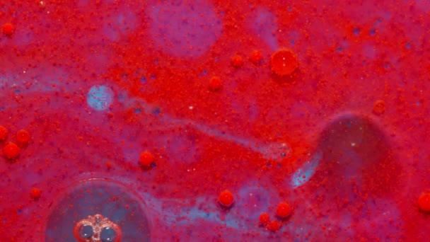 Burbujas flotan en pintura líquida, mezclando tinta, aceite y leche, pintura hipnótica multicolor abstracta — Vídeos de Stock