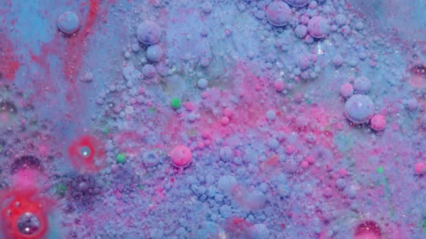 Макроструктура многоцветной водяной краски движения пузырьков масла, яркая красочная акриловая живопись — стоковое видео