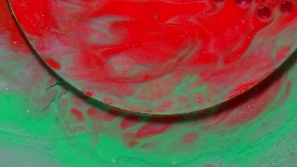 Bright neon berwarna-warni gelembung minyak dan tinta, cat akrilik bergerak close-up, latar belakang kertas dinding — Stok Video