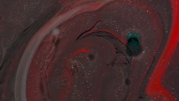 Bubbels drijven in vloeibare verf, mengen inkt, olie en melk, abstract veelkleurig hypnotisch schilderen — Stockvideo
