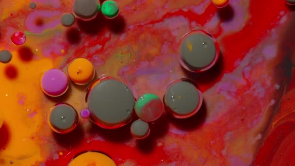 Яскраві неонові барвисті бульбашки олія і чорнило, акрилова фарба, що рухається крупним планом, фон шпалер — стокове відео