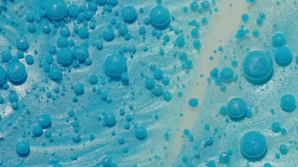 ブルーオイルインクのトップビューの動きは泡をドロップし、多色の芸術的な塗料の表面の背景 — ストック動画