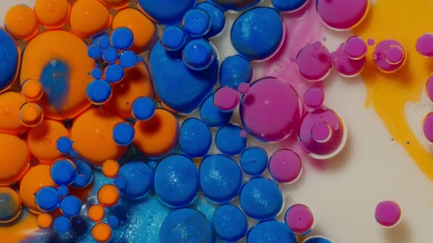 多色水塗料油泡の動きのマクロ構造、明るいカラフルなアクリル絵具 — ストック動画