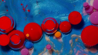 Mürekkep kabarcıkları sıvı yağ, süt, sabun ve renkli yüzeyde parlak akrilik boya ile karıştırılmış.