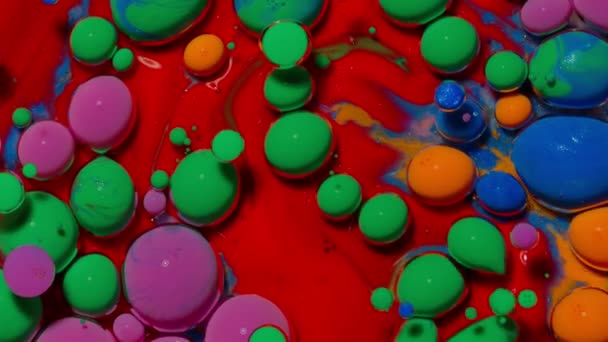Makro szerkezete sokszínű vízfesték olaj buborékok mozgás, fényes színes akril festés — Stock videók