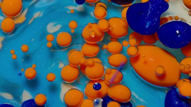 彩色水彩画宏观结构的油泡运动，色彩艳丽的丙烯酸涂料 — 图库视频影像