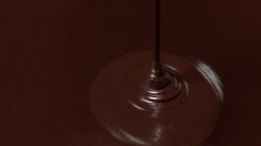 Eritilmiş sıvı siyah veya fındıklı sütlü çikolata, şekerleme tatlısı.