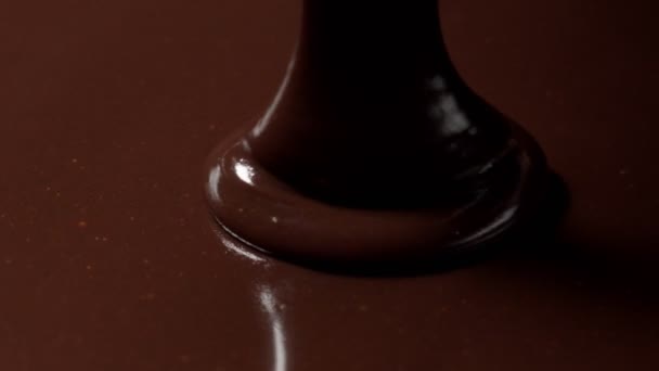 Versare cioccolato fondente fondente premium, processo di fabbricazione di dolci dolciari dolci, glassa — Video Stock