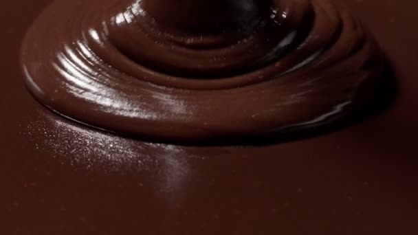 Verter chocolate líquido derretido premium oscuro o leche con nueces, confitero prepara postre, glaseado — Vídeo de stock