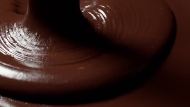 Verser du chocolat noir ou au lait liquide fondu premium avec des noix, préparer un dessert de confiserie — Video