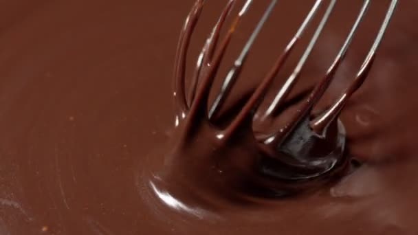 Chef revolviendo mezclando chocolate fundido líquido premium negro con preparación de batidor de caramelos hechos a mano — Vídeos de Stock