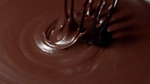 Chocolatier hacer postre orgánico amargo hecho a mano con nueces, mezclando, revolviendo chocolate derretido — Vídeo de stock