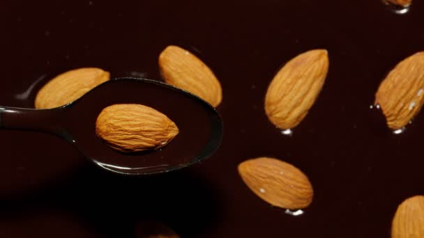 Gesmolten vloeibare pure chocolade en amandelroterende, close-up bovenaanzicht van gesmolten vloeibare warme chocolademelk — Stockvideo