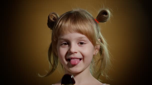 Verspielt Teenager Kind Kind Mädchen essen, lecken geschmolzene Schokolade süße Bonbons Sirup aus Holzlöffel