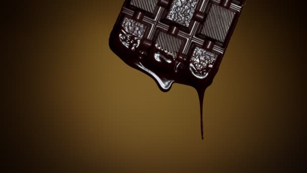 Λιωμένη υγρή μαύρη σοκολάτα στάζει από σοκολάτα μπαρ, λιωμένο ζεστό επιδόρπιο σοκολάτα ρέει — Αρχείο Βίντεο