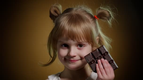 Child kid girl with chocolate bar showing ok gesture sign, satisfied teen girl making faces, smiling — Stock Video