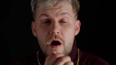 Coşkulu genç adam piyangoyu kazanır, hedefe ulaşır ve zafer jesti yapar, evet der, yumruğunu gösterir.