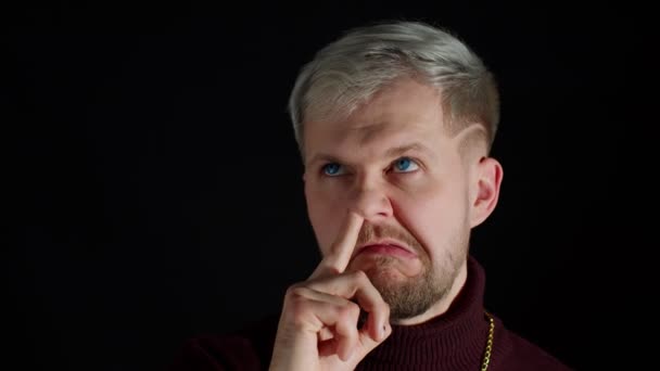 Vicces hülye elegáns férfi piszkáló orr, eltávolítása takony, műveletlen szokás, rossz modor — Stock videók