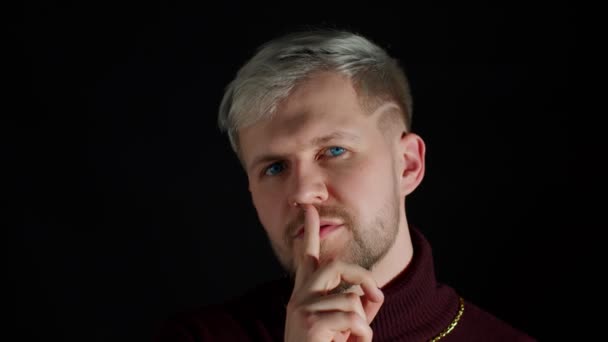 Strict serious man asking to stay calm, keep silence or secrecy with finger on lips shh gesture — Stock Video