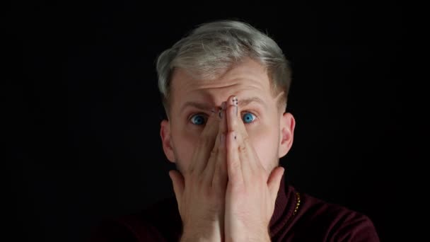 Komisk dum stilfuld mand gør sjovt fjollet ansigt grimace, narre, viser tungen, hjernedød – Stock-video