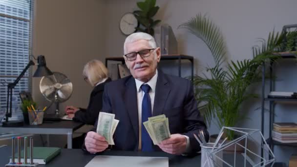 Veselý senior obchodní společnost manažer slaví obchodní úspěch tanec s penězi dolar hotovosti — Stock video