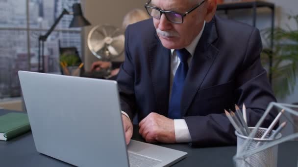 Nachdenkliche Senior-Geschäftsmann Großvater arbeitet an Laptop im Büro fragen schwierige Lösung — Stockvideo