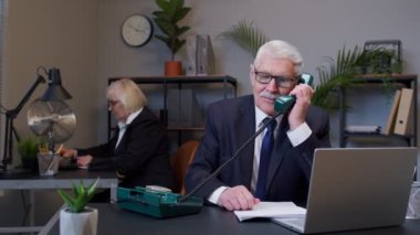 Sinirli kıdemli işadamı eski telefon konuşmalarından rahatsız olmuş ses işten memnun değil.