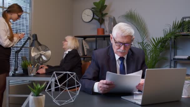 Senior Business Company Manager sitzt am Schreibtisch und liest Lebenslauf, erfolgreiches Vorstellungsgespräch — Stockvideo