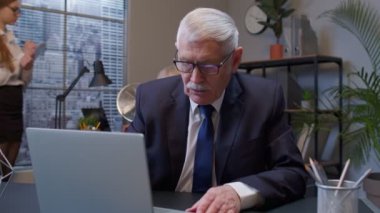 Müşteriyle internet üzerinden yapılan başarısız anlaşmadan sonra üzgün, yaşlı ve yaşlı bir iş adamı.