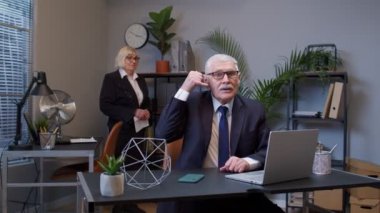 Ofisteki iş adamının portresi. Kameraya bakıp, 