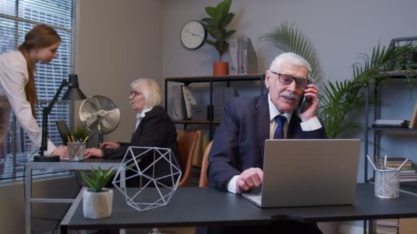 Empresario hombre de negocios hablando en el teléfono celular móvil llevar a cabo una conversación agradable, call-center — Vídeos de Stock