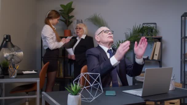 Reifer älterer freiberuflicher Mann betet zu Gott, blickt nach oben und wünscht viel Glück im Amt — Stockvideo