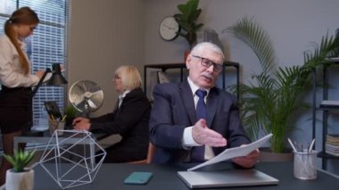 Kıdemli patron raporları gözden geçirmenin kötü sonuçlarından ve hataları olan belgelerden memnun değil.