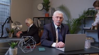 Olgun iş adamı ani zaferini kutlamak için dans ediyor. Güneş gözlüğü takıp tatil bekliyor.