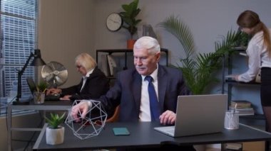 Yaşlı iş adamı aniden kazanılan zaferi kutluyor. Güneş gözlüğü takıp tatil bekliyor.