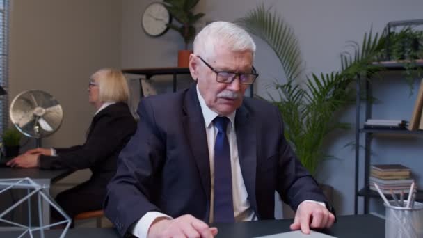 Seniorchef schreit vor Verzweiflung nach Arbeit an neuem Projekt, scheitert aber im Büro — Stockvideo