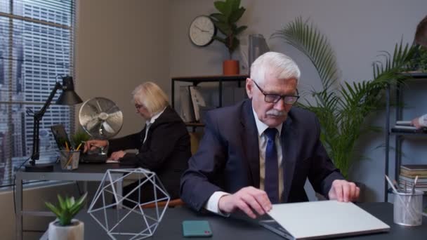 Starszy dyrektor biznesowy pokazując stop gest z krzyżowanymi rękami powiedzieć nie śmieci w nowoczesnym biurze — Wideo stockowe
