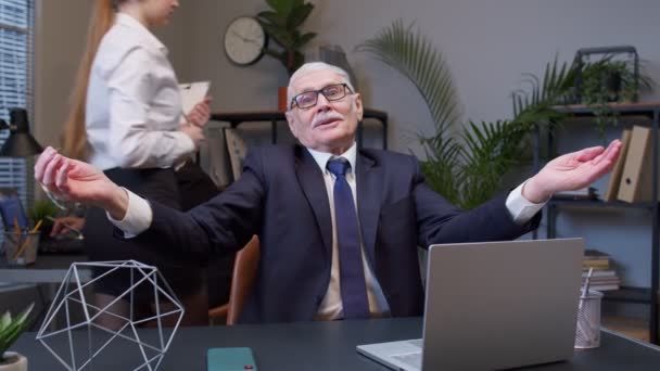 Senior vieil homme d'affaires crier avec une émotion agressive après avoir échoué affaire en ligne avec le client — Video