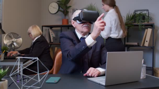 Сфокусированный бизнесмен, использующий гарнитуру VR приложения, наблюдающий за виртуальной реальностью 3D 360 видео моделирования в офисе — стоковое видео