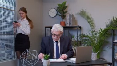 Kıdemli patron serbest çalışan finansal grafik verilerini analiz ederken yeni bir proje geliştirmeye odaklandı