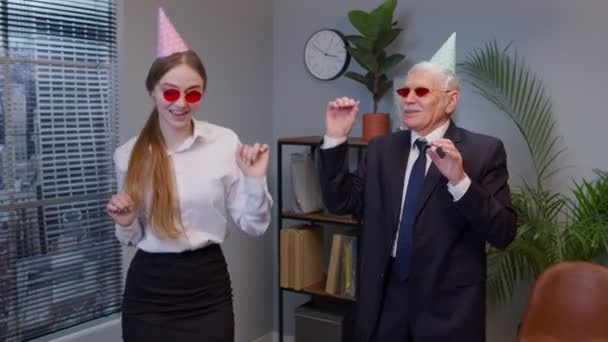 공식 복을 입고 춤추며 사업 계획의 성공을 축하하는 두 명의 즐거운 동료 — 비디오
