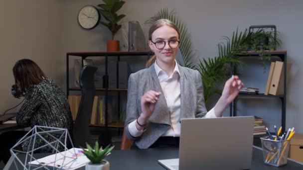 Gerente de la mujer de negocios trabajando en el ordenador portátil en el escritorio, bailando, celebrar la victoria logrado buen resultado de trabajo — Vídeo de stock