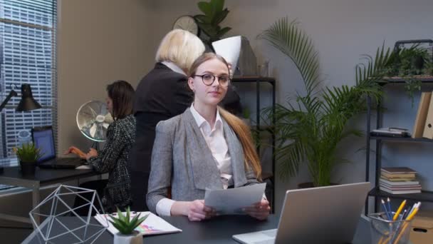 Responsabile aziendale femminile seduto alla scrivania ufficio lettura curriculum, colloquio di lavoro di successo — Video Stock